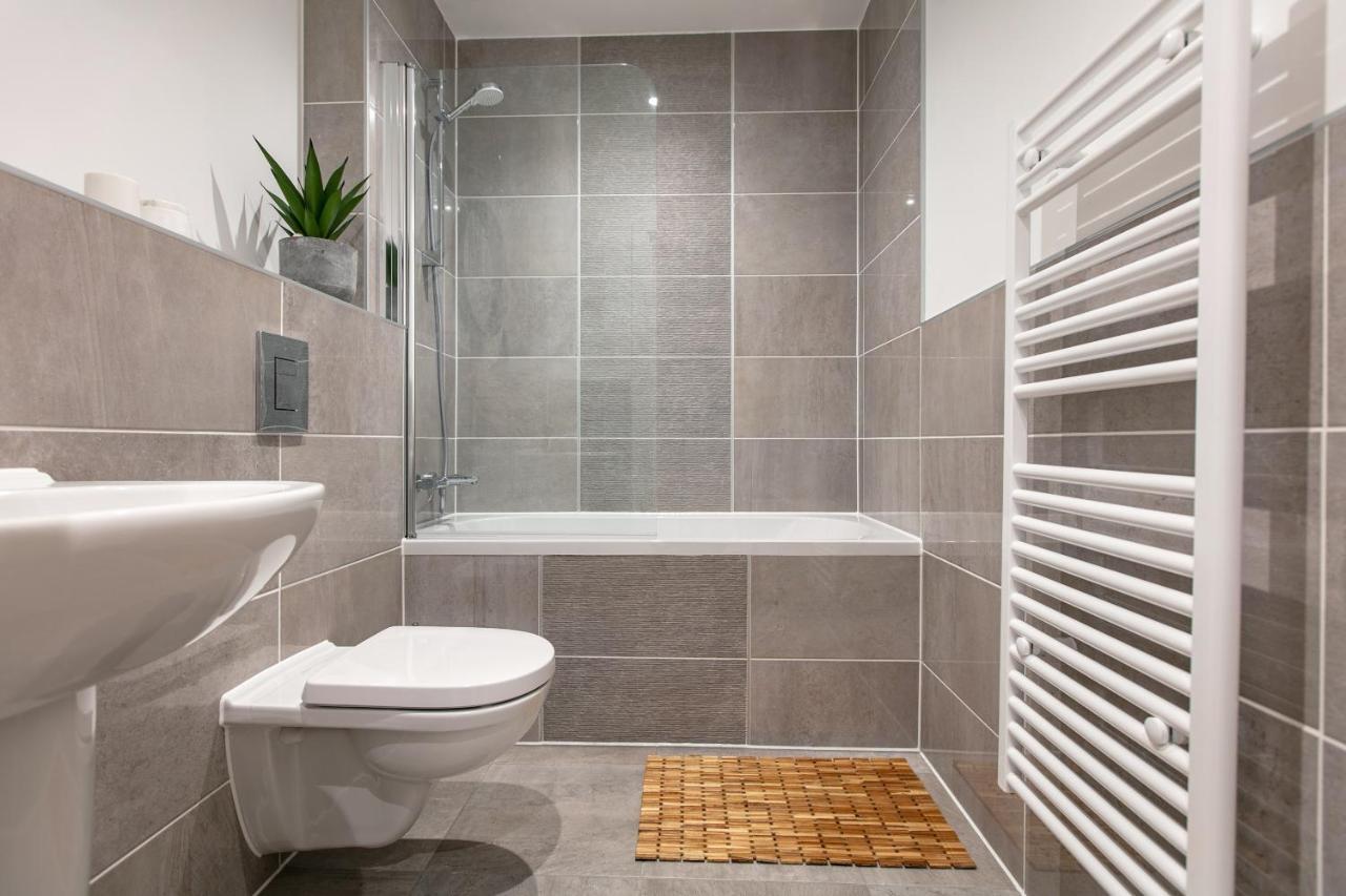City Centre - Free Parking - Stylish 2 Bedroom Apartment Bristol Buitenkant foto